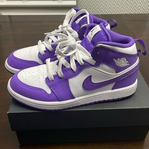 Girls size 1.5 Y purple Jordan 1 Mid